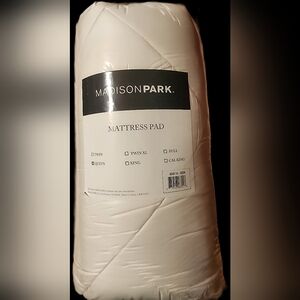 MADISON PARK QUEEN MATTRESS PAD 15" DEEP NWOT
